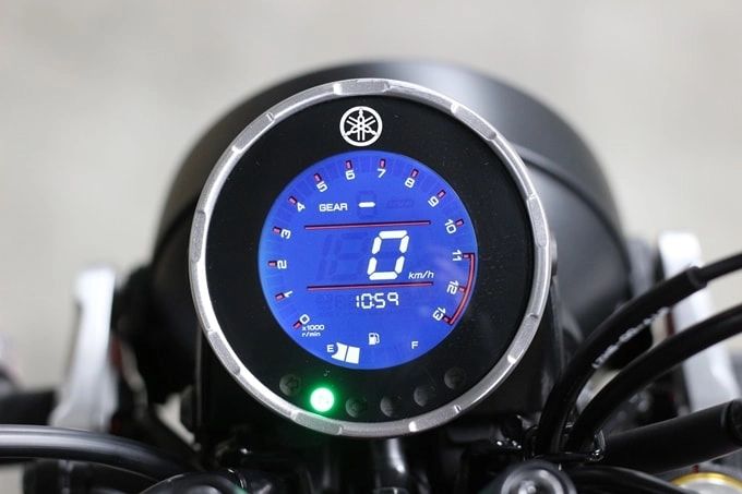 Cụm đồng hồ LCD tròn, hiển thị thông tin rõ ràng và mang phong cách cổ điển
